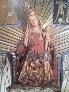 Fügen Pfarrkirche thronende Madonna